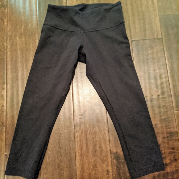 Black Lululemon Staple Crops - Picture 1 of 3